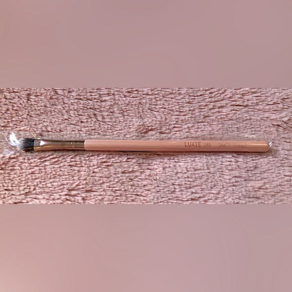 BNIB Luxie small shader brush #245 in rose gold - Picture 1 of 4